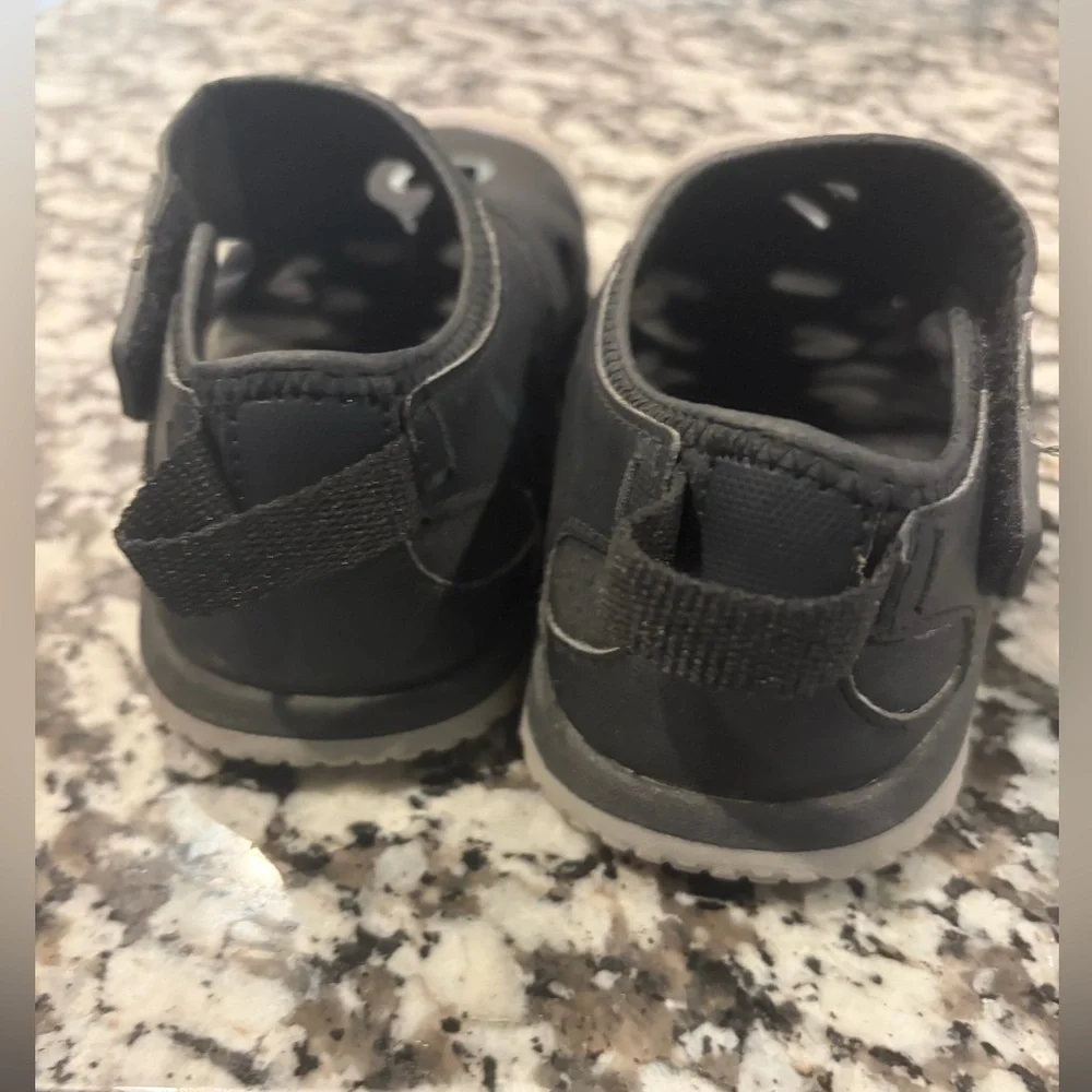 Keen Stingray black closed toe water shoes